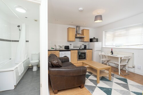 Elegant 2BR Apt in a choice location at Eastleigh Ideal for contractors &familly