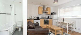 Elegant 2BR Apt in a choice location at Eastleigh Ideal for contractors &familly