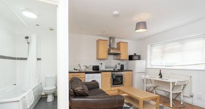 Elegant 2BR Apt in a choice location at Eastleigh Ideal for contractors &familly