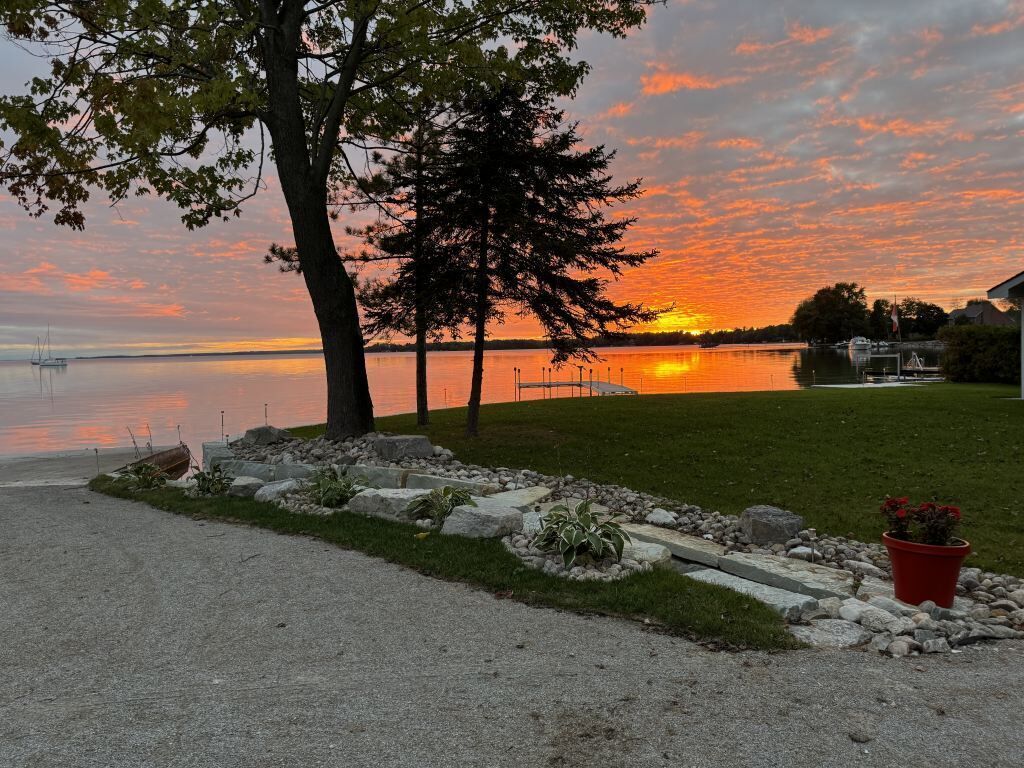 Cottage, Lake View | Property grounds