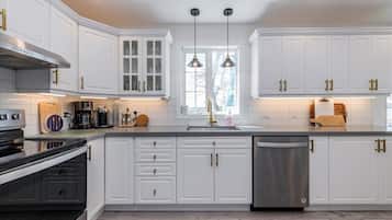 Cottage, Lake View | Private kitchen