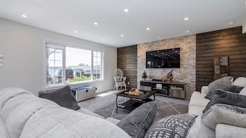 Cottage, Lake View | Living area