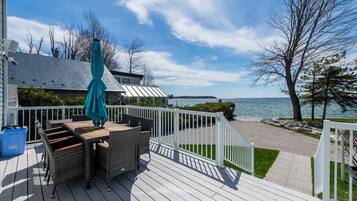 Chaumière, vue sur le lac | Restauration en plein air
