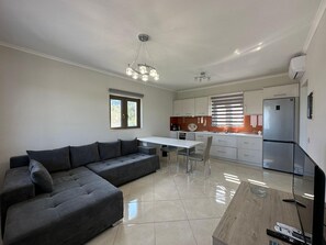 TV - Suite 1 - Elpida Luxury Suites (Nydri)