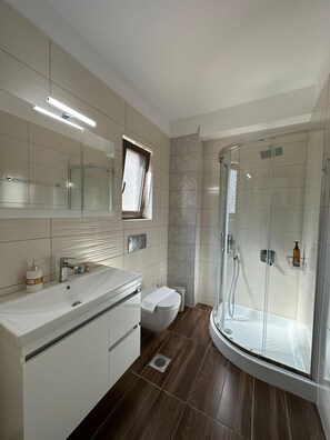 Shower, hair dryer, towels - Suite 1 - Elpida Luxury Suites (Nydri)