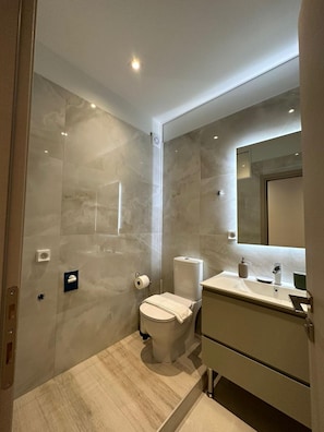 Shower, hair dryer, towels - Suite 4 - Elpida Luxury Suites (Nydri)