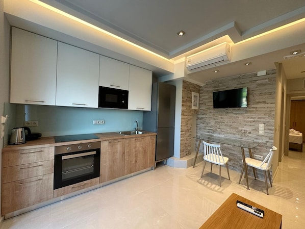 Fridge, microwave, oven, stovetop - Suite 4 - Elpida Luxury Suites (Nydri)
