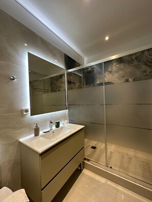 Shower, hair dryer, towels - Suite 4 - Elpida Luxury Suites (Nydri)