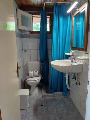 Douche, sèche-cheveux, serviettes fournies