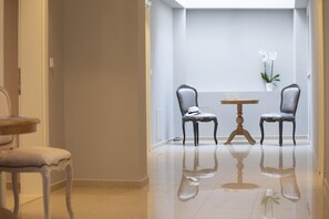 Interior - Pink Suite - VK Luxury Suites - Private Parking (Nydri)