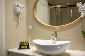 Shower, hair dryer, towels - Tirkouaz Suite - VK Luxury Suites-Private Parking (Nydri)