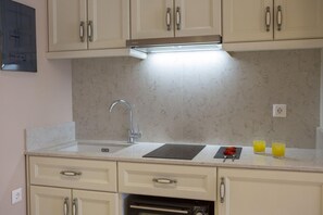 Fridge, oven, stovetop, coffee/tea maker - Tirkouaz Suite - VK Luxury Suites-Private Parking (Nydri)