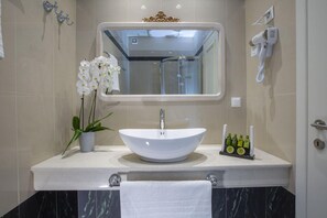 Shower, hair dryer, towels - Tirkouaz Suite - VK Luxury Suites-Private Parking (Nydri)