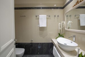 Shower, hair dryer, towels - Green Suite - VK Luxury Suites - Private Parking (Nydri)