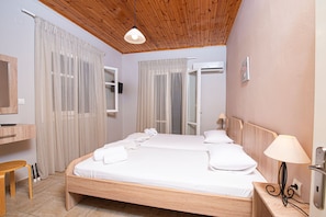 4 bedrooms, iron/ironing board, free WiFi, bed sheets - Caza Levantiera 4 bedroom villa (Kalamitsi)