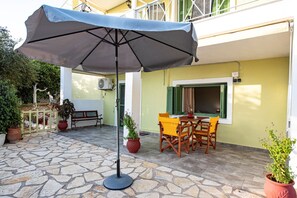 Outdoor dining - Caza Levantiera Studio (Kalamitsi)