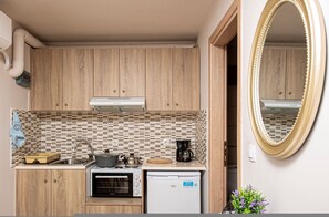 Fridge, oven, stovetop, coffee/tea maker - Caza Levantiera Studio (Kalamitsi)