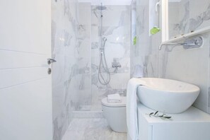 Douche, sèche-cheveux, serviettes fournies