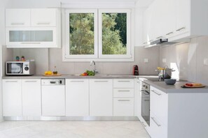 Fridge, microwave, oven, stovetop - Villa Anticlea Villas Harriet, with sea view! (Ligia)
