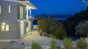 A modern two-story house with a balcony overlooking a body of water. - Villa Anticlea Villas Harriet, with sea view! (Ligia)