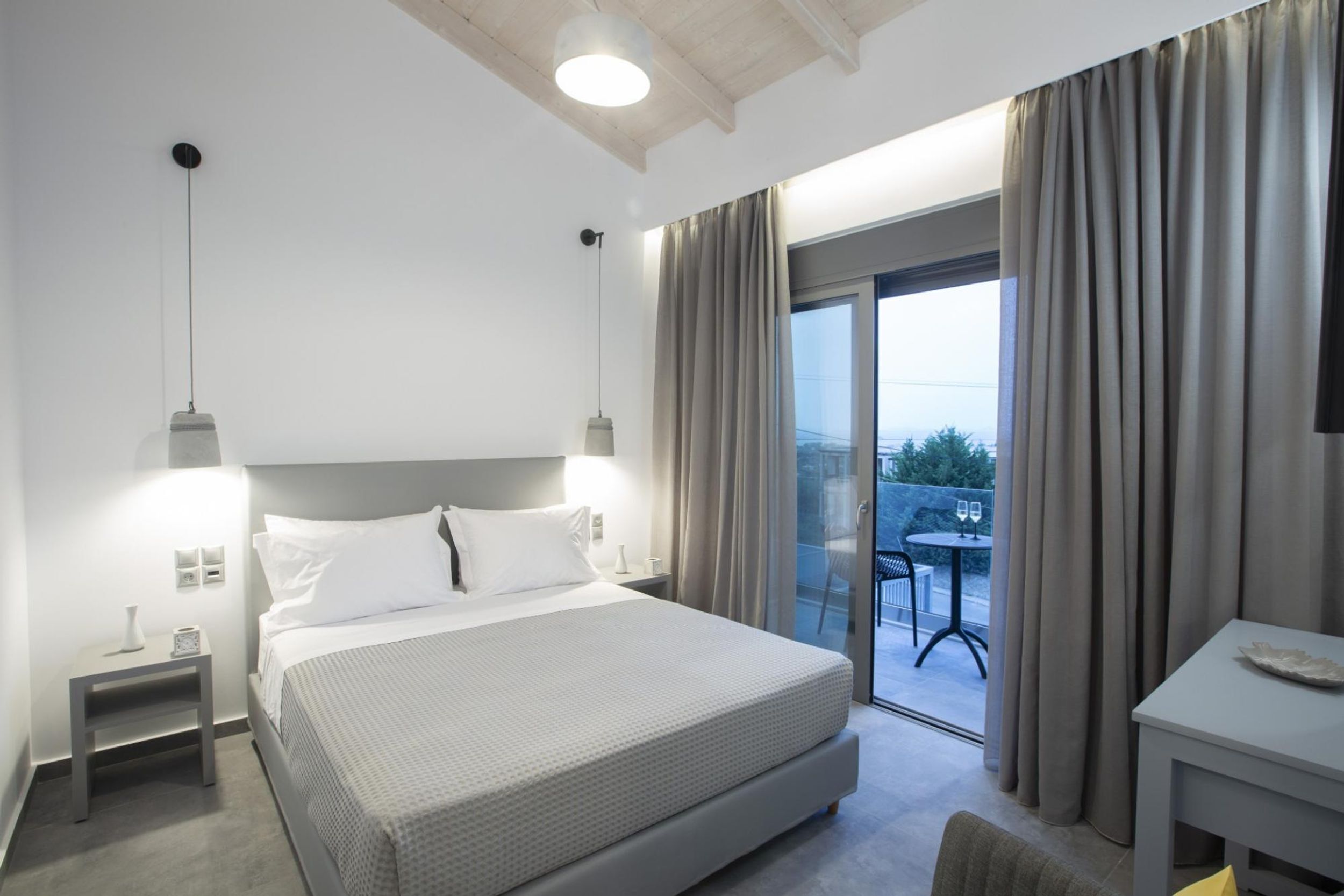 2 habitaciones, tabla de planchar con plancha y cuna de viaje 