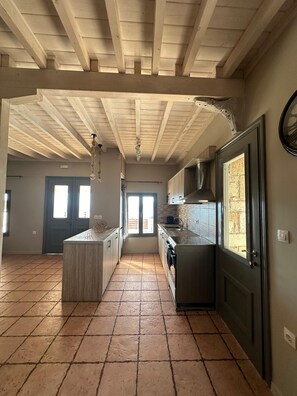 Refrigerador, horno, placa de cocina, cafetera/tetera