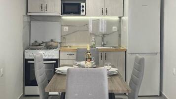 Fridge, oven, stovetop, coffee/tea maker