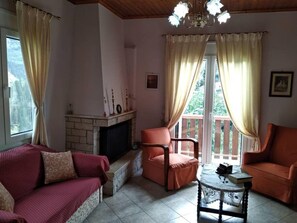 TV, fireplace - Aggelos House in Kalamitsi (Kalamitsi)