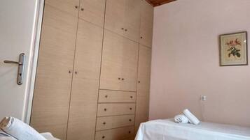 2 bedrooms, iron/ironing board, travel crib, WiFi (free)