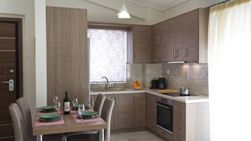 Coffee/tea maker, fridge, microwave, oven