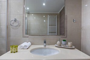 Shower, hair dryer, towels - Sunny Apartment Lefkada - Lefkada BnB (Kalligoni)