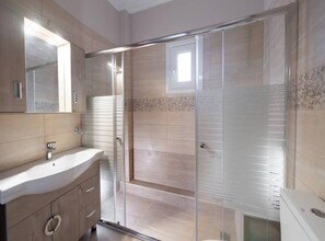 Shower, hair dryer, towels - Kristo House - Tsoukalades Lefkada  - Lefkada BnB (Tsoukalades)