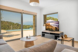 TV, books - Villa Chriselia - 3 Bedrooms With Sea Access (Lefkada)