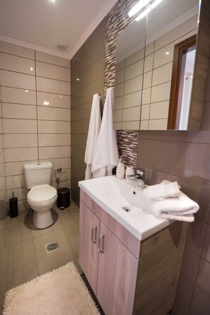 Shower, towels - NV Pink Suite Nikiana Lefkada — AV Properties (Nikiana)