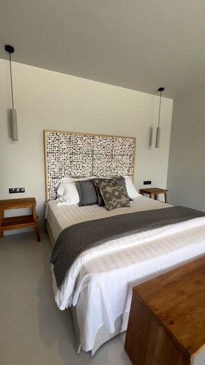 1 bedroom, iron/ironing board, free WiFi, bed sheets - Zephyrus Suite - Cavalier Suites (Nikiana)