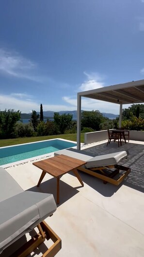 Outdoor dining - Pegasus Suite - Cavalier suites (Nikiana)
