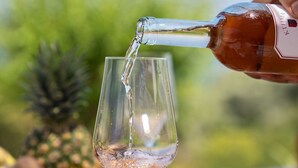 Wein der Marke KTHM wird in ein Glas gegossen.