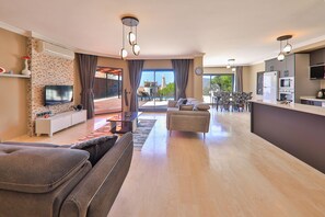 TV, books - Villa Celik in Kalkan (Kalkan)