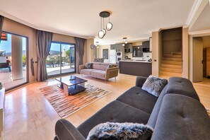 TV, books - Villa Celik in Kalkan (Kalkan)