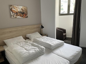2 bedrooms, WiFi, bed sheets - 80m from resort center, 5th floor, swimming pool, balcony, tv, ski locker, 75m², Gourette (Eaux-Bonnes)