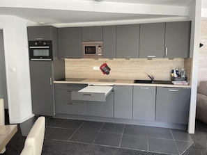 Fridge, microwave, oven, dishwasher - 80m from resort center, 5th floor, swimming pool, balcony, tv, ski locker, 75m², Gourette (Eaux-Bonnes)