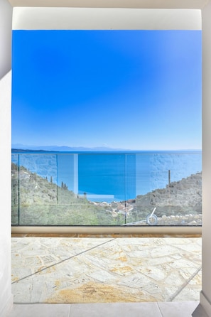 A balcony with a clear view of the sea and distant mountains. - Villa TheView in Katavolos (Katavolos)