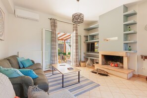 TV, fireplace, books, offices - Villa Spyrelia in Dassia (Dassia)
