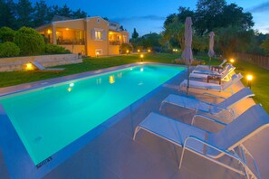 Pool - Villa Spyrelia in Dassia (Dassia)