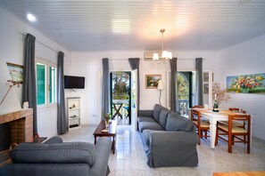 TV, books - Villa Maria in Paxi with 2 bedrooms and 1 bathrooms (Paxi)