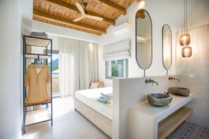 2 habitaciones, escritorio y tabla de planchar con plancha 