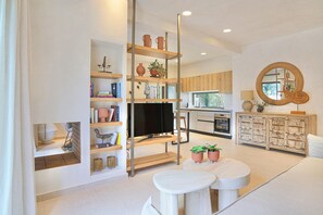 TV, fireplace, books, offices - Residence Abournela in Ionian Islands (Ionian Islands)