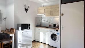 Kühlschrank, Mikrowelle, Ofen