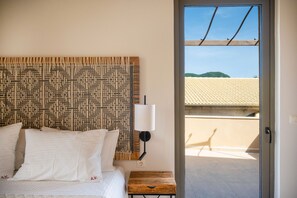 2 habitaciones, escritorio y tabla de planchar con plancha 