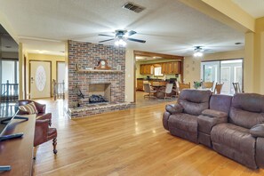 テレビ、暖炉、書庫